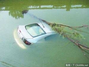 車子被淹時該怎麼自救？想開車門必須看準時機！